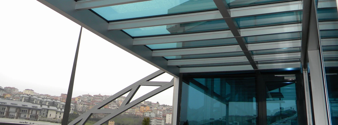 Metal ve cam çatı detayı